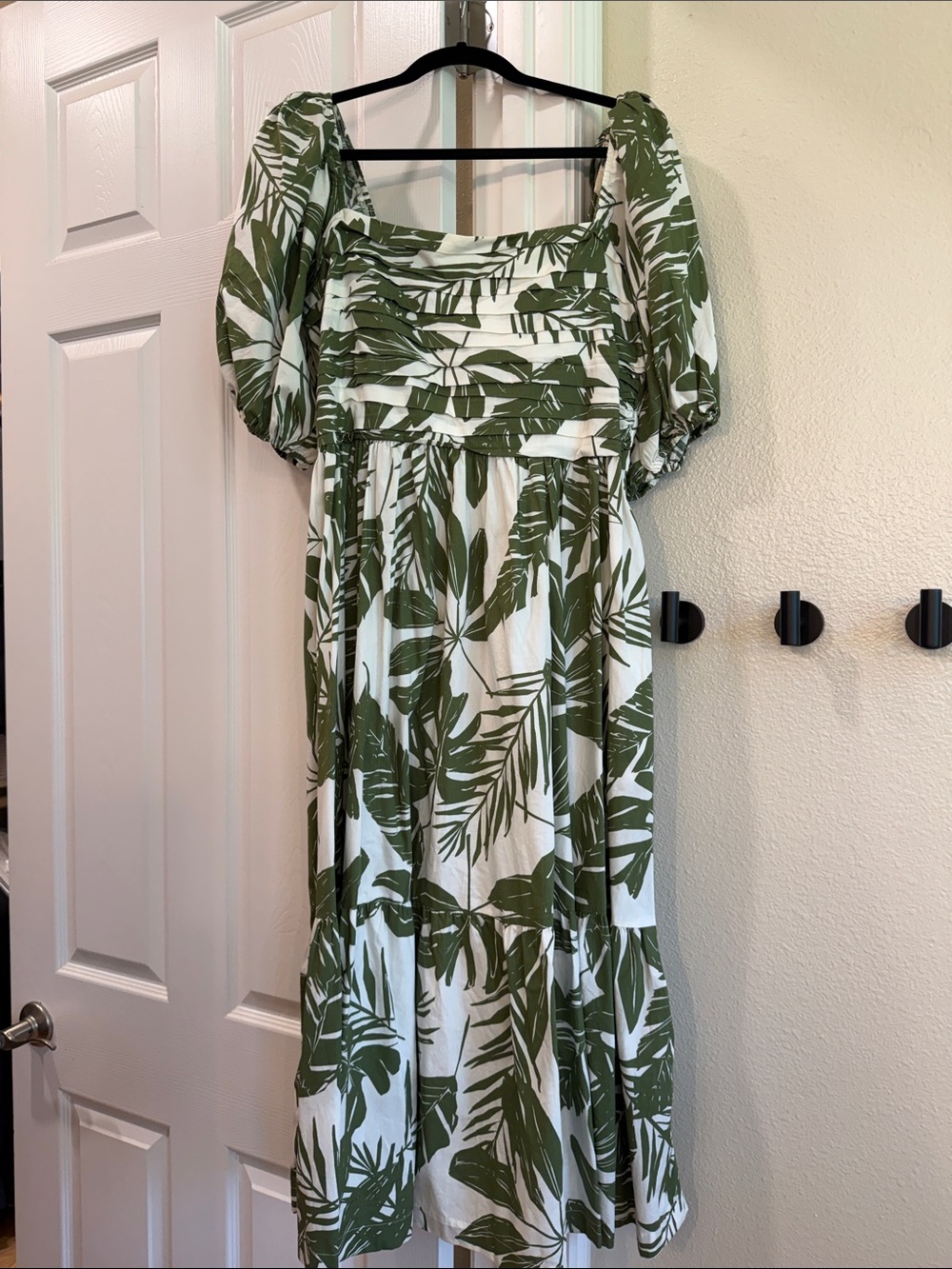 Abercrombie & Fitch White and Green Tropical Leaf Puff-Sleeve Midi Dress
